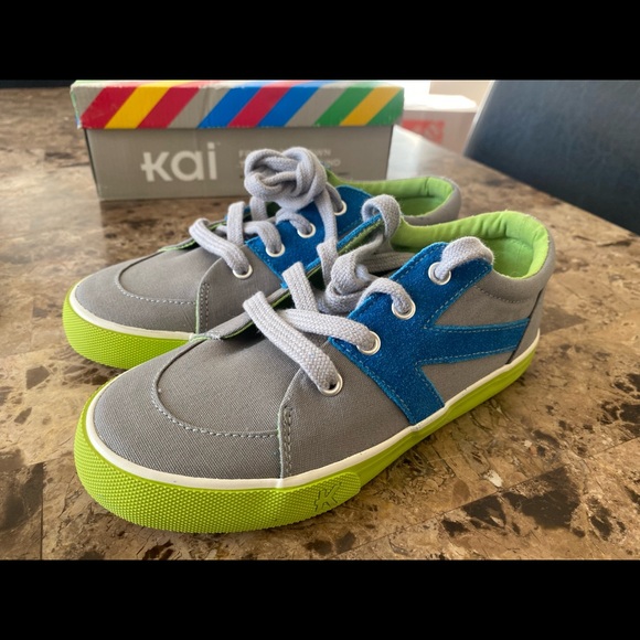 New Boys See Kai Run Sneakers size 1 1/2y - Picture 2 of 3